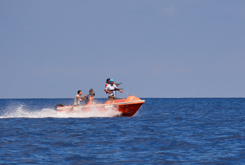 “Cướp biển” tiếp cận tàu buồm 286/Lê Quý Đôn với tốc độ cao.